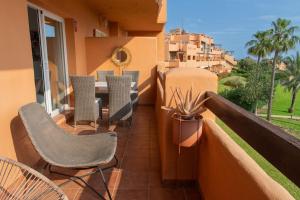 a balcony with chairs and a table on a balcony at 2BR Ontspannen vakantiewoning in Casares