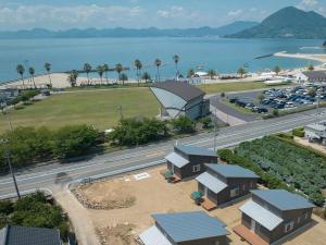 una vista aérea de un aparcamiento junto al agua en アグリート島時間, en Onomichi