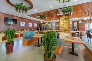 a restaurant with tables and chairs and a bar at Fu Yuan Hotel in Dongguan