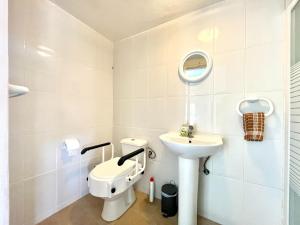 Cave Houses Ed, Yara and Nadieh with PRM facilities في Margen de Abajo: حمام مع مرحاض ومغسلة