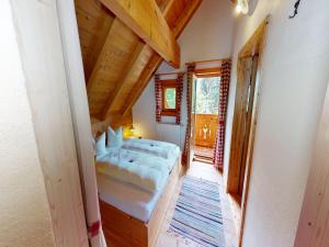 un dormitorio con una cama en una habitación en Chalet in Neukirchen, en Neukirchen am Großvenediger 61 fotos más