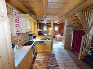 Una cocina con gabinetes de madera y un horno de estufa. en Chalet in Neukirchen, en Neukirchen am Großvenediger