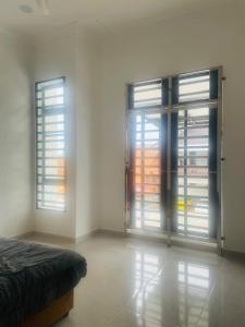 クアラ・トレンガヌにあるChe Nat Che Nor Homestayの2つのドアとベッドが備わる部屋