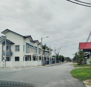 a row of houses on the side of a street at Che Nat Che Nor Homestay in Kuala Terengganu