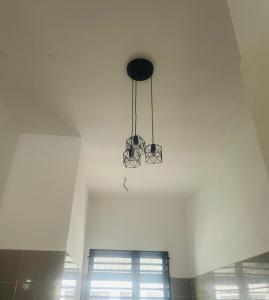 クアラ・トレンガヌにあるChe Nat Che Nor Homestayの部屋の天井から吊るされたシャンデリア
