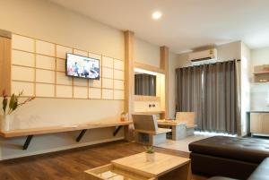 TV a/nebo společenská místnost v ubytování The Zenith Residence Hotel
