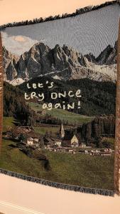 een schilderij van een berg met de woorden: was mijn drugsdealer bij Apart on Arbat Standard in Simkent