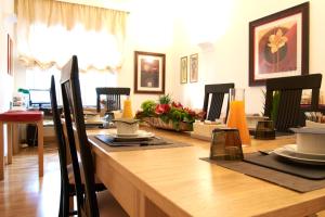 une salle à manger avec une table en bois et des chaises dans l'établissement Domus Cavour Guest house, à Rome