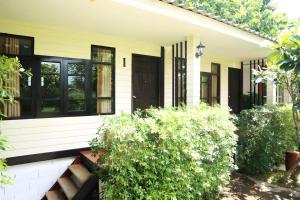 Κήπος έξω από το Ban Noi Resort Phrae