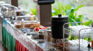 a table with aasteryasteryasteryasteryasteryasteryasteryasteryasteryasteryasteryastery at Poochommhok Resort in Sangkhla Buri