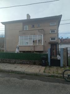 ein Haus, das am Straßenrand steht in der Unterkunft Апартамент за гости Парадайс in Malko Tŭrnovo