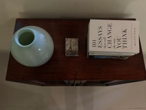 Η βιβλιοθήκη του ξενώνα