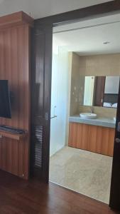 een badkamer met een wastafel en een spiegel bij Villa Don Bose 8 in Jimbaran