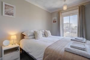 En eller flere senge i et værelse på Marrams View by Winterton Cottages