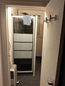 a bathroom with a shower with a glass door at Simplicité, efficacité, convivialité ! in Dreux +9 photos