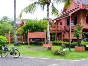 Κήπος έξω από το Baansuan Amphawan Resort