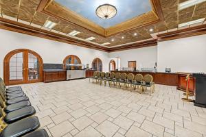 ブランソンにあるClarion Inn Bransonの大きな天井の客室で、椅子が備わります。 +77枚の写真