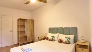 ein Schlafzimmer mit einem großen weißen Bett mit zwei Kissen in der Unterkunft La Maison de Montse - Piscine Privée in Corralejo