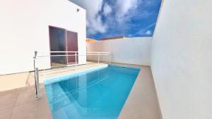 ein Swimmingpool auf dem Dach eines Hauses in der Unterkunft La Maison de Montse - Piscine Privée in Corralejo