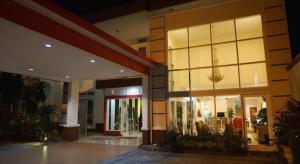 The Garden Hotel في جورونتالو: لوبي مبنى فيه مخزن