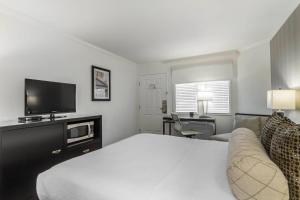 Телевизор и/или развлекательный центр в Inn Off Capitol Park, an Ascend Collection Hotel +24 фотографии