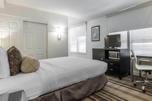 Телевизор и/или развлекательный центр в Inn Off Capitol Park, an Ascend Collection Hotel