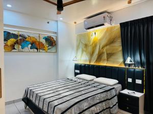 Giường trong phòng chung tại Nayanas Regal Arcadia Karyavattom