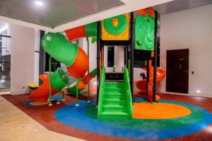 uma sala de jogos infantis com escorregador e equipamento de recreação em Trizen,City & Port View Luxury Apartment in Colombo em Colombo