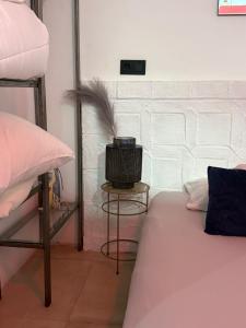 a dorm room with a bed and a mirror at Gollum-Goretti House in Mairena del Aljarafe