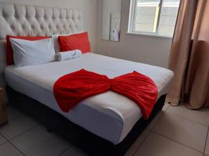 Ένα ή περισσότερα κρεβάτια σε δωμάτιο στο Neo & Ruks Guest Houses parow 4