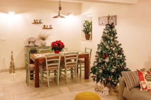 un salon avec une table et un sapin de Noël dans l'établissement Villa Carolina, à Izola