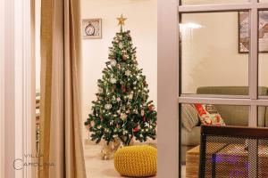 Un arbre de Noël dans le coin du salon dans l'établissement Villa Carolina, à Izola