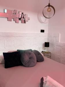 a bedroom with a bed with pillows on it at Gollum-Goretti House in Mairena del Aljarafe