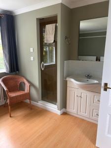 Lynwood House, Bratton في Bratton: حمام مع حوض ومرآة وكرسي +22 صورة