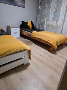 Giường trong phòng chung tại Domek całoroczny Jantar - 2 sypialnie, max 6 osób