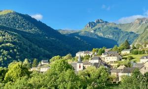 Bilhères en OssauにあるAuberge de Perchadesの山村 +29枚の写真