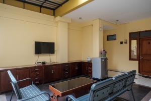 Et tv og/eller underholdning på RedDoorz at Solo Baru