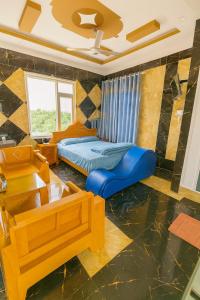 Khách Sạn Khánh Bình - Bình Dương في Tân Uyên: غرفة نوم بها سرير وكرسي