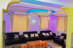 cozy coop : غرفة معيشة بها أريكة وطاولة