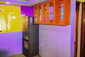 cozy coop : غرفة بها مطبخ ذو جدران وخزائن أرجوانية