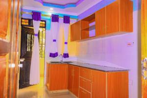 cozy coop : مطبخ بخزائن خشبية وستائر أرجوانية