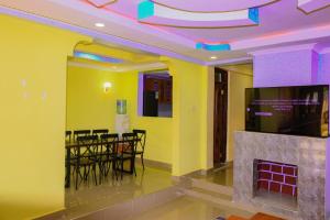 cozy coop : غرفة طعام مع طاولة ومدفأة