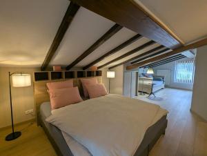 Chambre LA ZIMETTE, Le Balcon de la Zimette في فينترون: غرفة نوم بها سرير كبير في الغرفة +7 صور