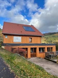 Chambre LA ZIMETTE, Le Balcon de la Zimette في فينترون: حظيرة بها لوحة شمسية على السطح