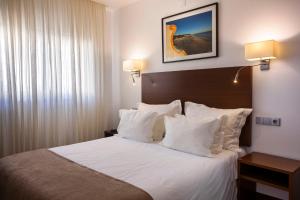 Postel nebo postele na pokoji v ubytování Hotel Miramar - São Pedro de Moel