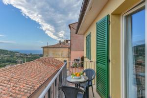 een balkon met een tafel en stoelen en uitzicht bij Appartamento Lucia in Capoliveri