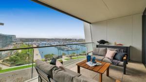 een woonkamer met uitzicht op het water bij Marina Belle in Shellharbour