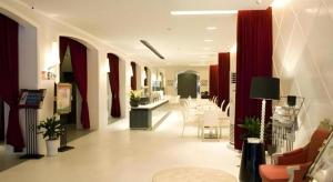 Jinjiang Inn Wuhan Hanjiang Road Metro Station Jiangtan Pedestrian Street في ووهان: لوبي والستائر الحمراء والطاولات والكراسي