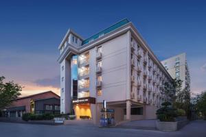 Jinjiang Inn Wuhan Hanjiang Road Metro Station Jiangtan Pedestrian Street في ووهان: تقديم فندق بمبنى