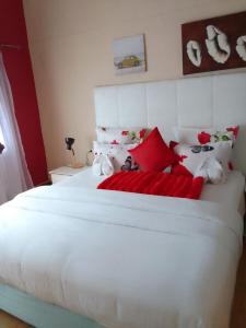 Postel nebo postele na pokoji v ubytování Neo & ruks guest houses Boston Belleville 4